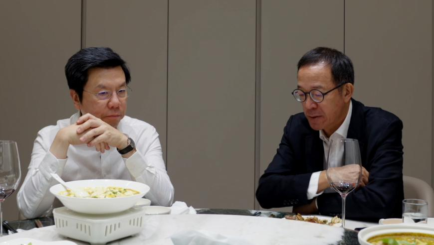 四川山体滑坡村民徒手刨石头救人,新澳六开彩资料查询最新网站下载,创造力策略实施推广_交互版V13.16